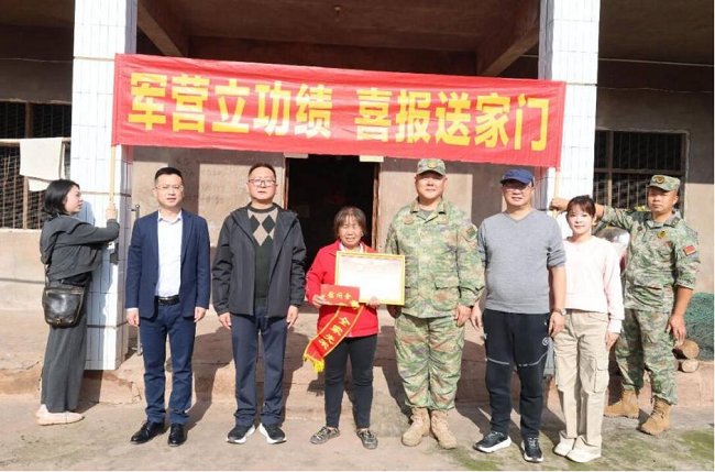 为立功军人家庭送喜报。张庆麟供图