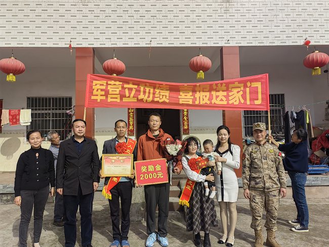 为立功军人家庭送喜报。张庆麟供图