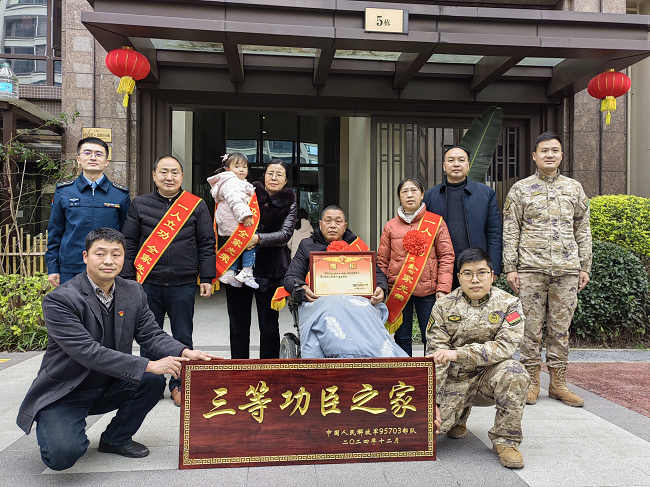 为立功军人家庭送喜报。张庆麟供图