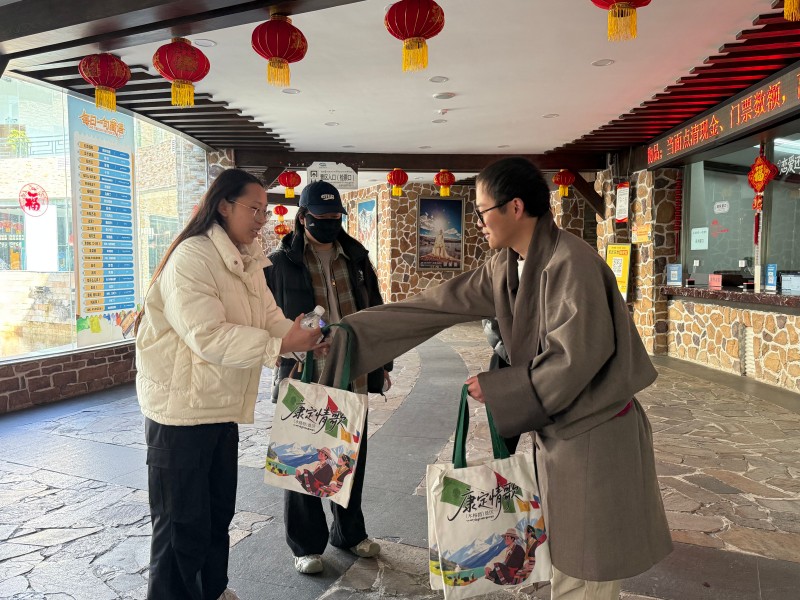 為第一批持卡游客贈送伴手禮。甘孜州委宣傳部供圖