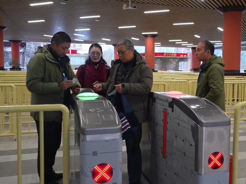 為老年游客提供一對一引導服務。甘孜州委宣傳部供圖