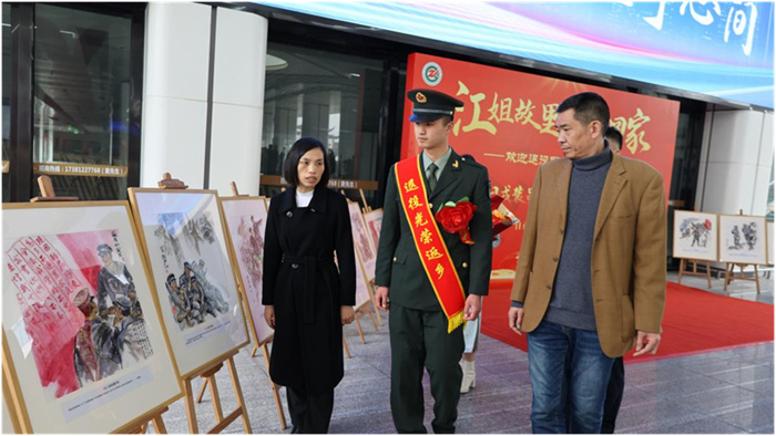 參觀紅色畫展。自貢市退役軍人事務局供圖