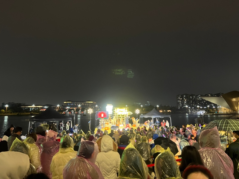 活動現場，雖下小雨，氛圍依然火熱。主辦方供圖