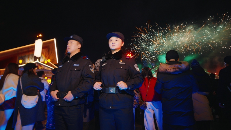 民輔警在方特元旦晚會現場疏導人群。資陽市公安局臨空分局供圖