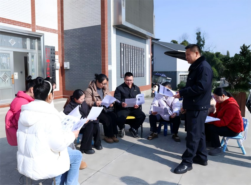 聯合社區開展法治宣講“壩壩會”。楊雪藝供圖