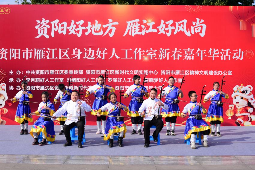 “中國好人”李月莉和孩子們演繹二胡齊奏《戰馬奔騰》。主辦方供圖