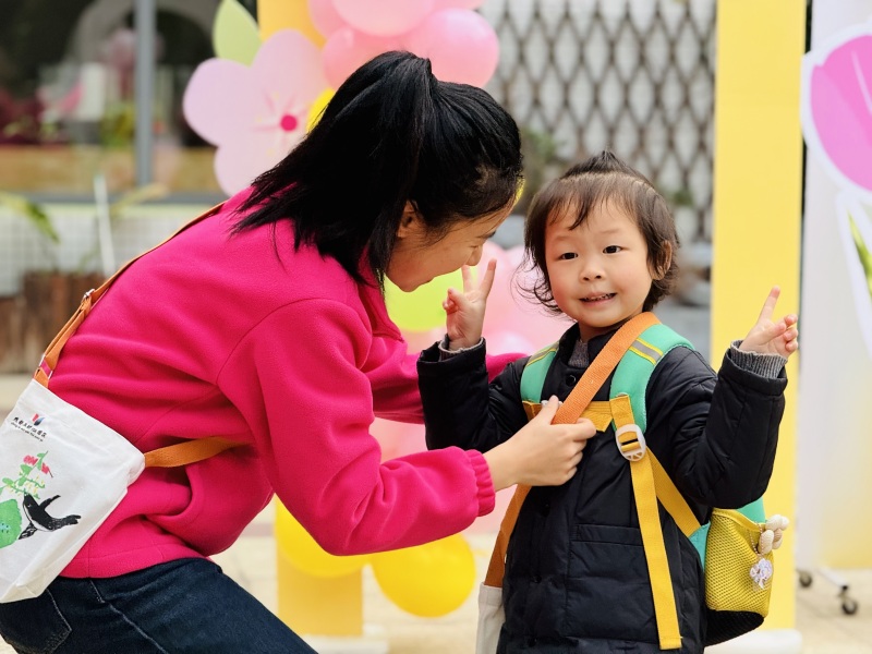 領取開學禮物時幼兒開心的笑容。成都市第三幼兒園528園區供圖