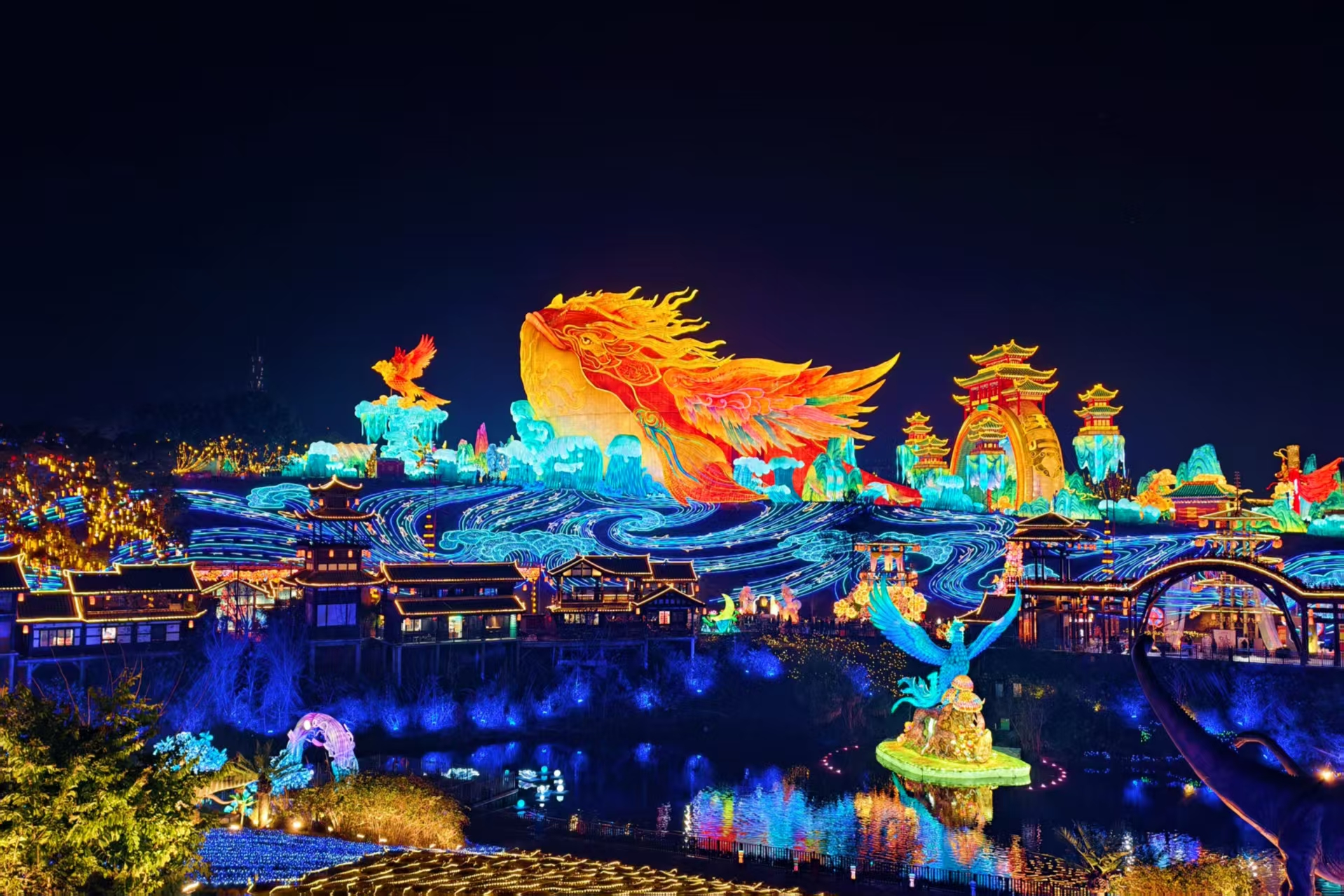 自貢國際恐龍燈會《神奇華夏》燈組。人民網記者 趙祖樂攝