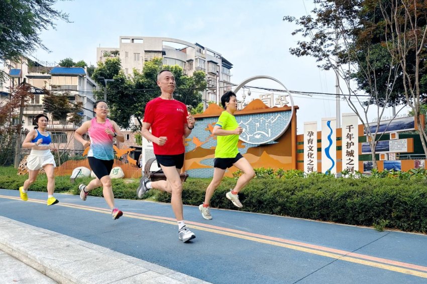 市民在改造后的通惠河健康步道鍛煉。宋海滔攝