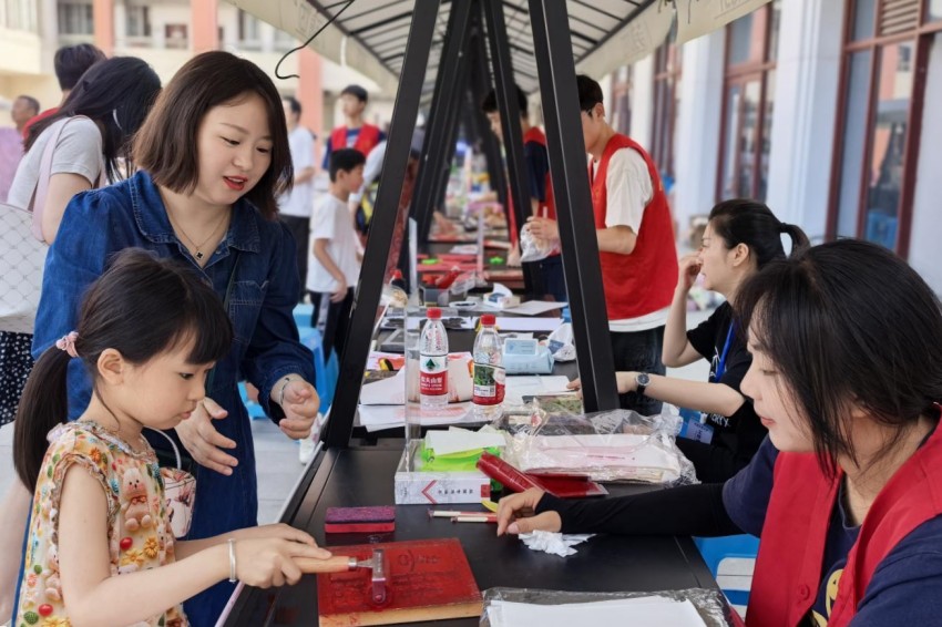 市民在蘇眉1037文創園體驗宋代拓印項目。宋海滔攝