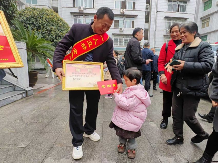 立功军人亲属分享喜悦。徐智林摄