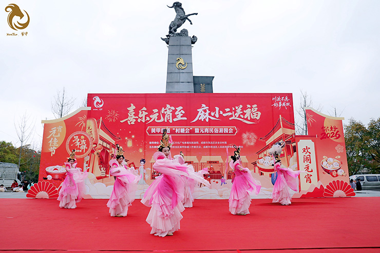 現場精彩歌舞匯。黃甲街道辦事處供圖