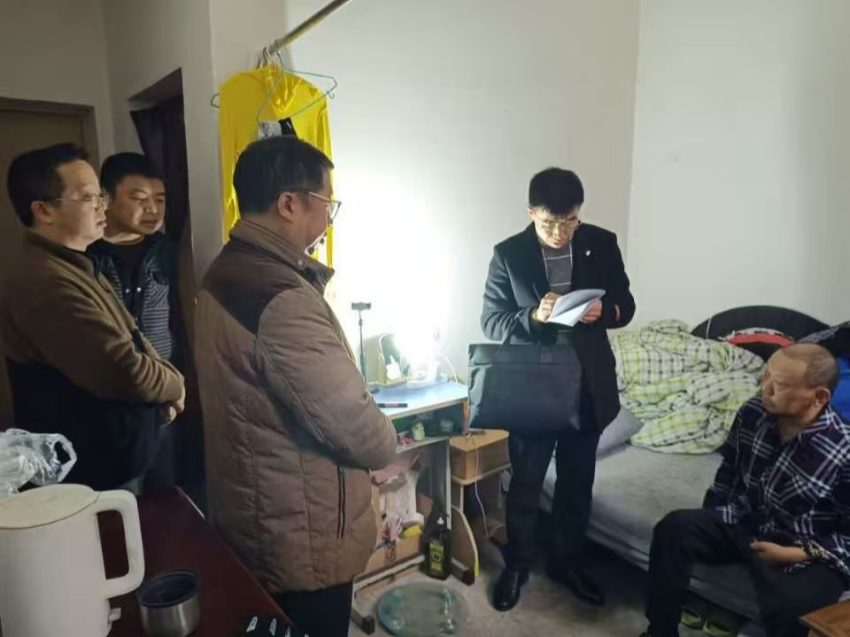 走访困难群众。何莉摄