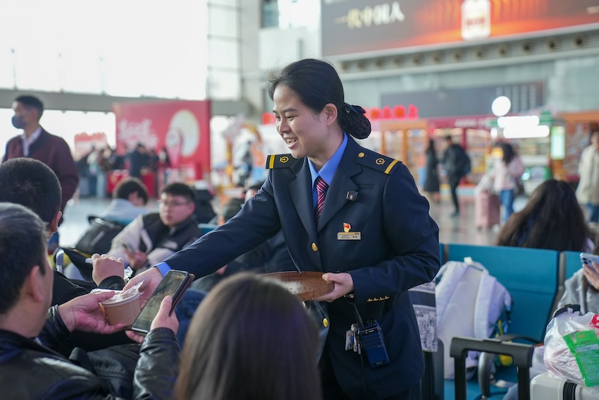 车站工作人员为旅客送上汤圆。成都车站供图