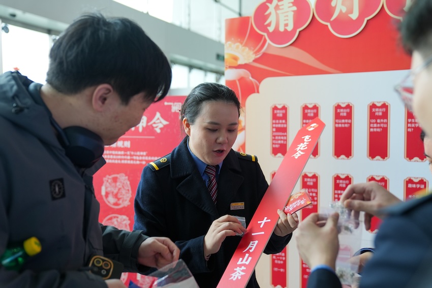 车站互动活动吸引不少候车旅客参与。成都车站供图