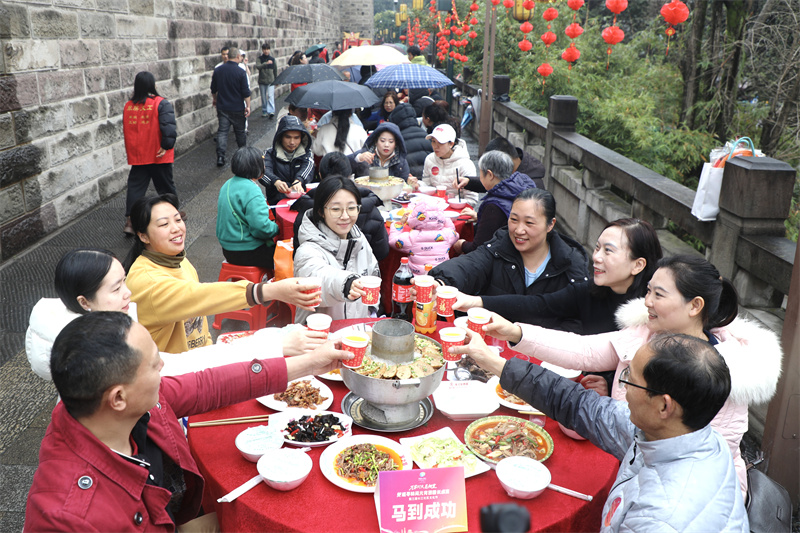 居民们围坐而食，举杯共饮，欢声笑语不断。翠屏区融媒体中心供图