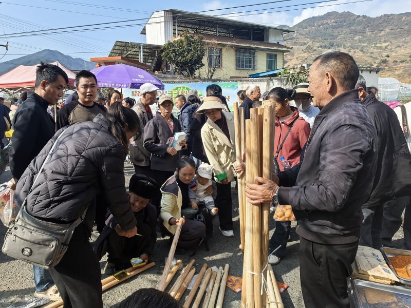 群众正在购买商品。德昌县委宣传部供图