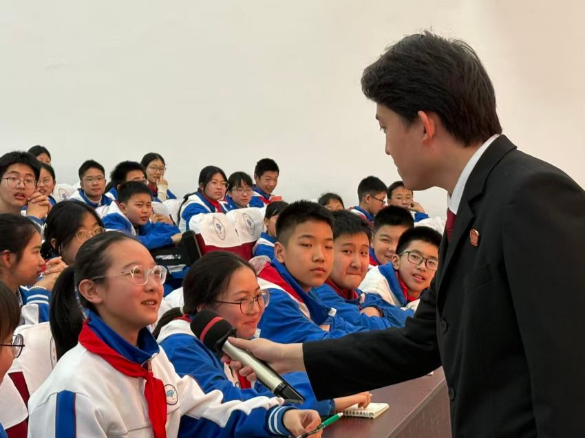 宣讲团成员与成都七中八一学校学生交流。何春艳摄