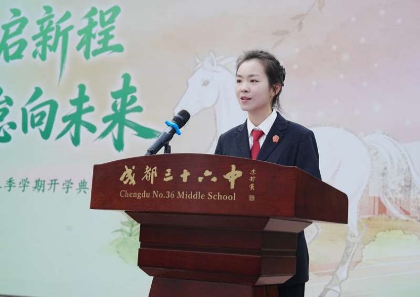宣讲团成员在成都第三十六中学分享法治知识。张硕磊摄