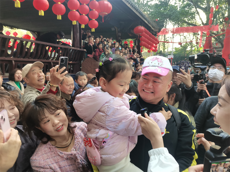 “保保”抱着孩子。广汉市委宣传部供图