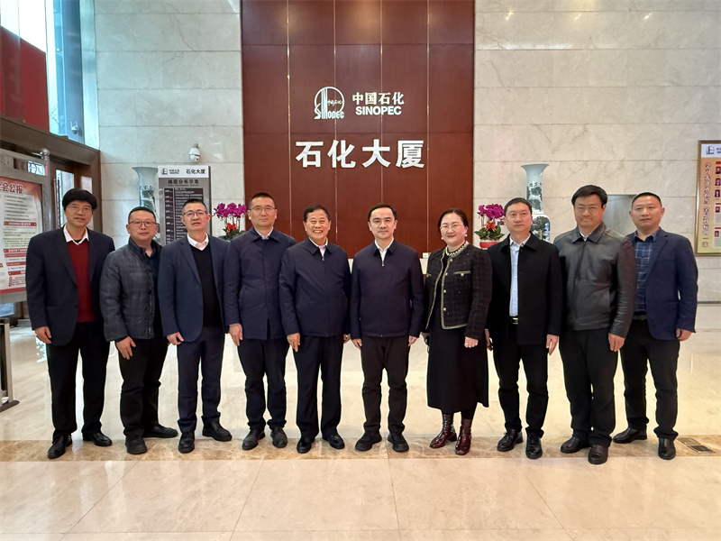 黄久长与沐川县委书记赵星一行合影。段盈盈摄