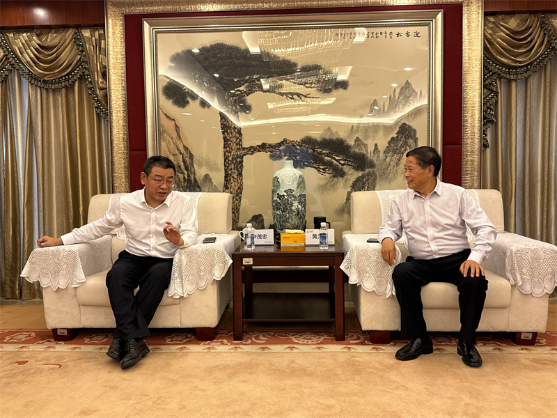 黄久长（右）与山东海洋能源公司董事长李茂忠一行会谈。段盈盈摄