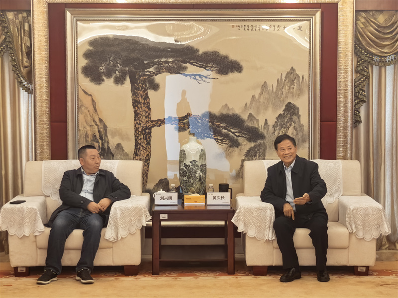 黄久长（右）与广元发展集团公司董事长刘兴明一行会谈。段盈盈摄