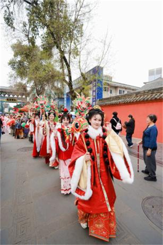 身着华美汉服巡游。陈静供图