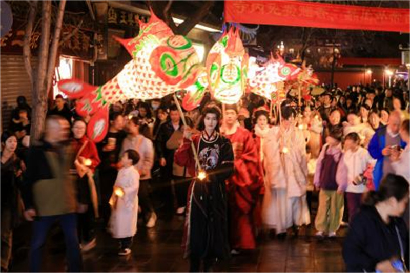巡游队伍与市民游客互动。陈静供图