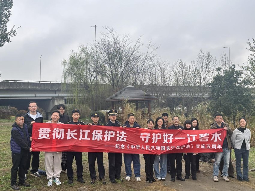 巡河现场。董阳摄
