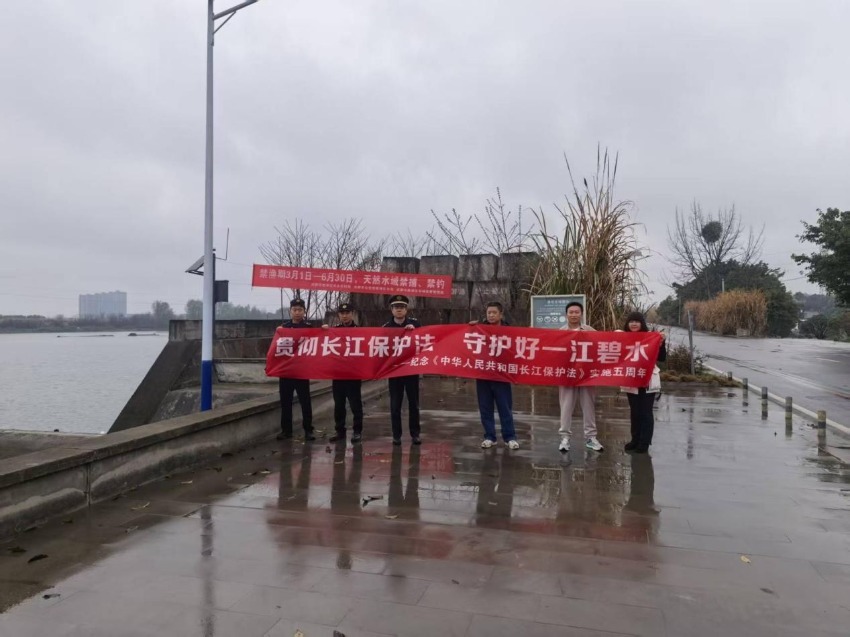 雨中联合巡河现场。董阳摄