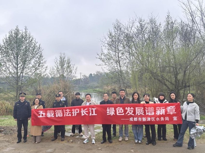 多部门协同共护长江水巡河现场。董阳摄