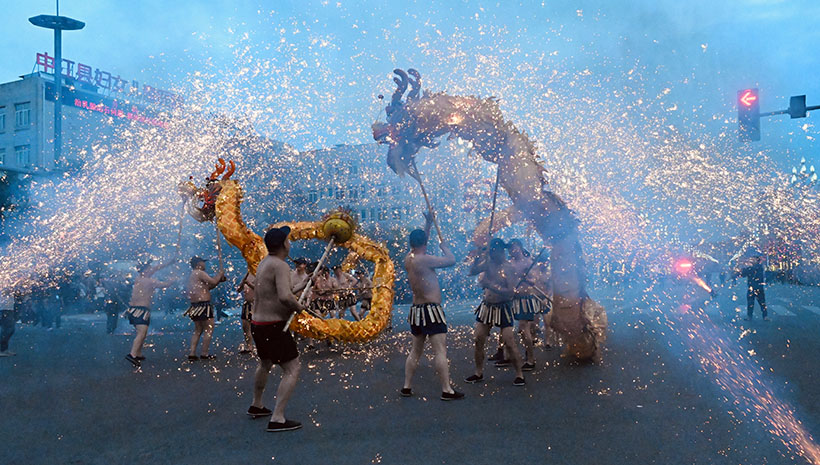 龙灯表演队伍。中江县委宣传部供图