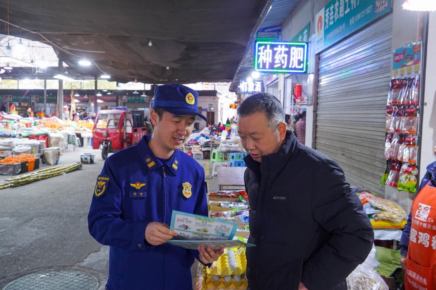 宣传员为群众宣传消防安全知识。广元市消防救援局供图