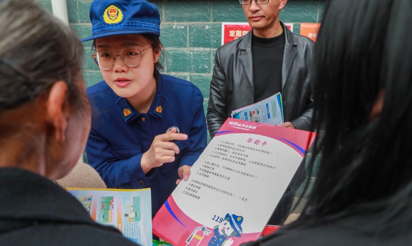 群众积极参与答题闯关活动。广元市消防救援局供图