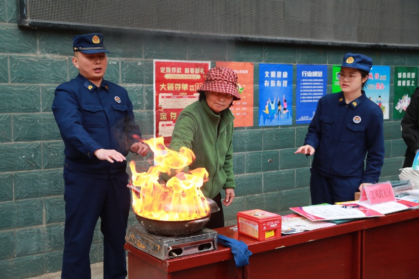 群众亲学习油锅起火正确处置。广元市消防救援局供图