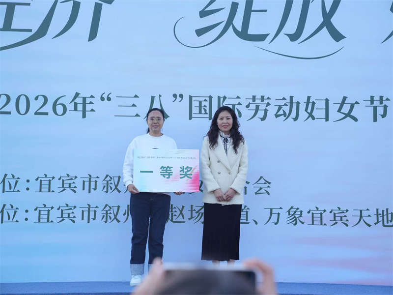 为获奖者颁奖。主办方供图