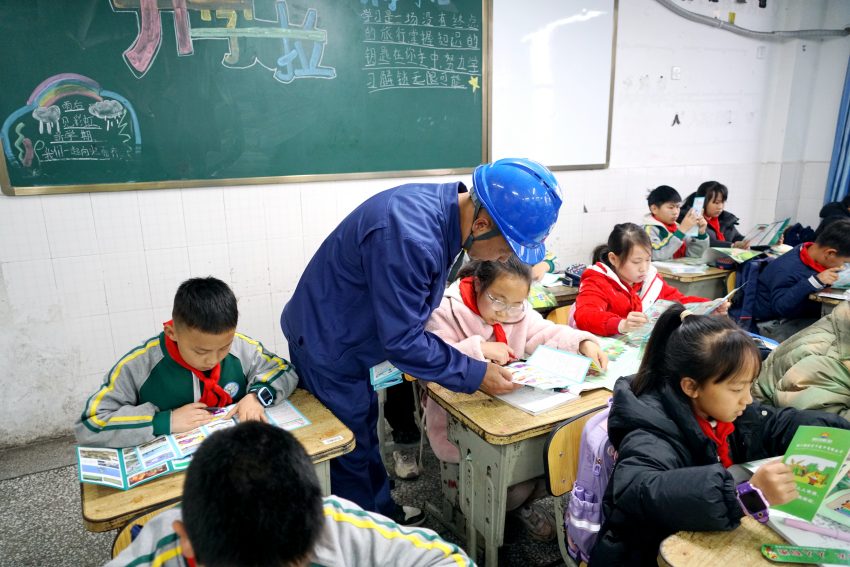 3月2日，长宁电力公司城区供电所在长宁镇淯江小学向小朋友们普及安全用电常识。四川省水电集团供图