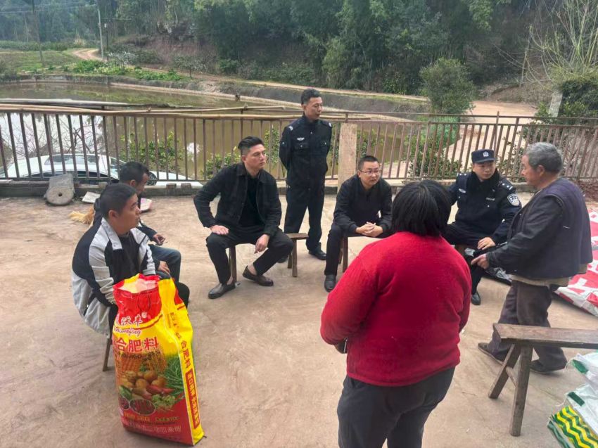 当地干部、民警联合调解维权。彭小刚摄