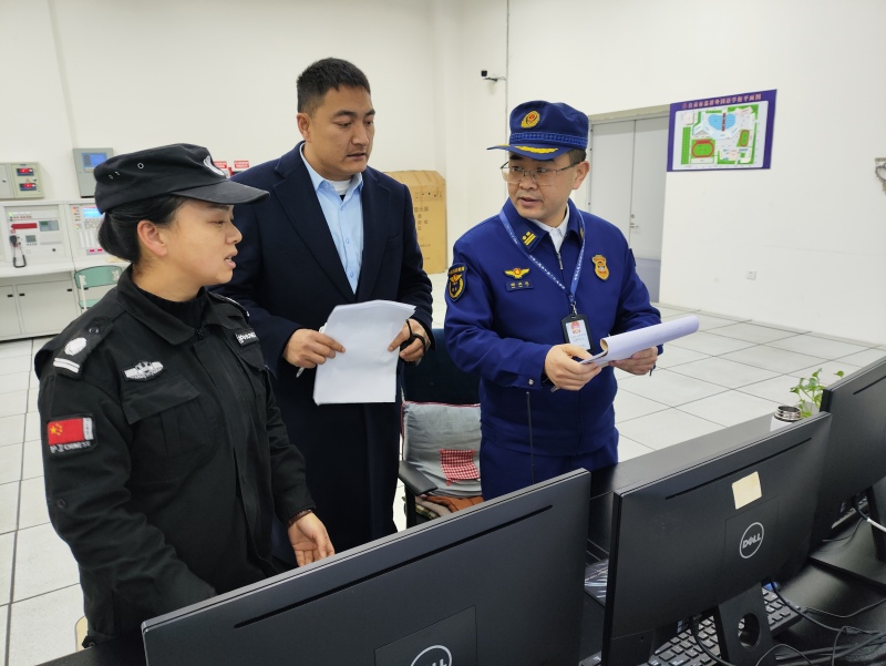 深入学校开展开学前消防安全检查。自贡市消防救援支队供图