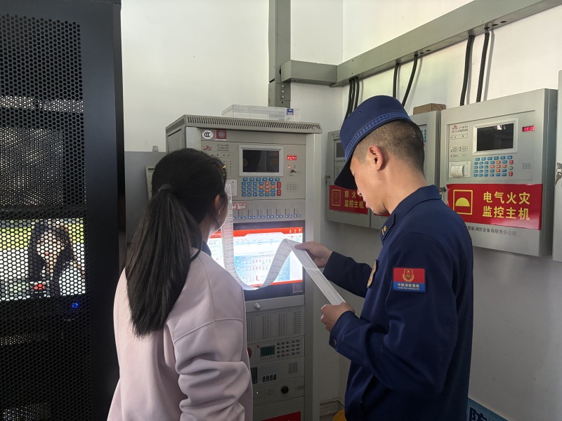 消防员指导学校做好消控室日常值守工作。攀枝花市消防救援支队供图
