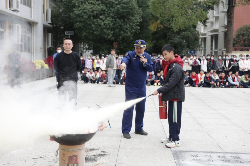 指导学生学习使用灭火器。眉山市消防救援支队供图