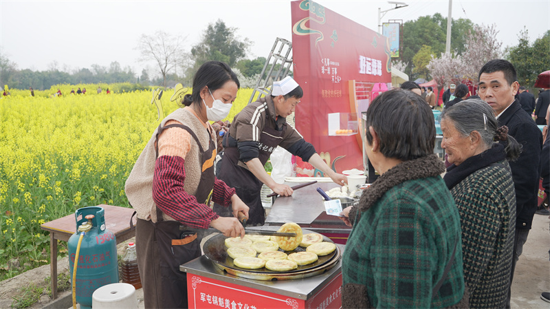 市民游客买当地美食。冉宏伟供图