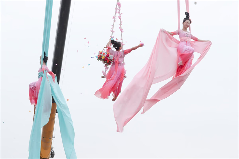 “桃花仙子”空中舞蹈表演。孔继红供图