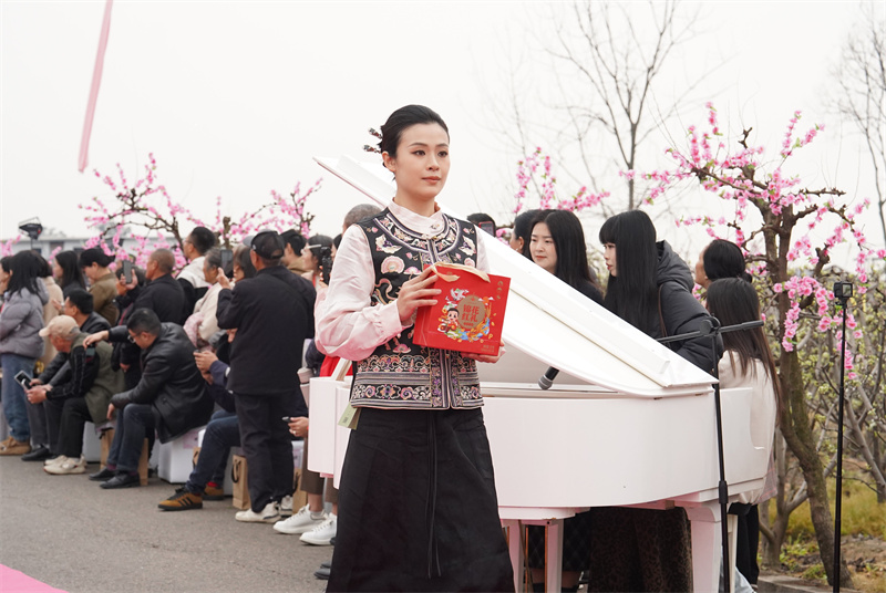 模特儿展示当地特产。孔继红供图