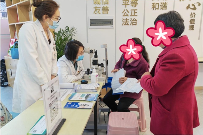 张帆（左二）为周边居民义诊。四川泰康医院供图