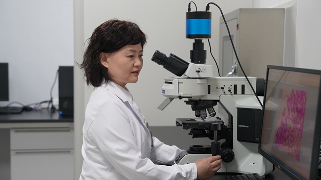 工作中的唐艳。受访者供图