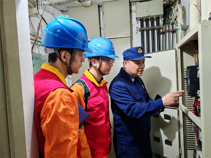 國網四川電力成都高新連心橋黨員服務隊聯合消防專業人員排查瑞升花園高層電梯隱患。國網成都供圖