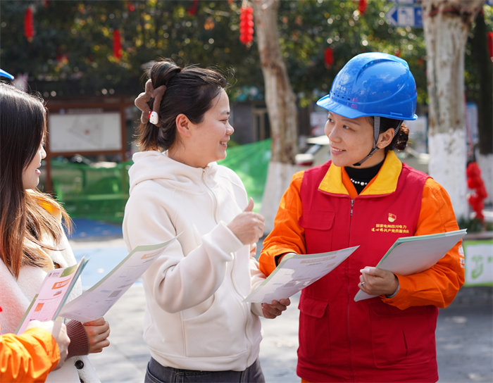 國網四川電力成都高新連心橋黨員服務隊在社區開展用電宣傳。國網成都供圖