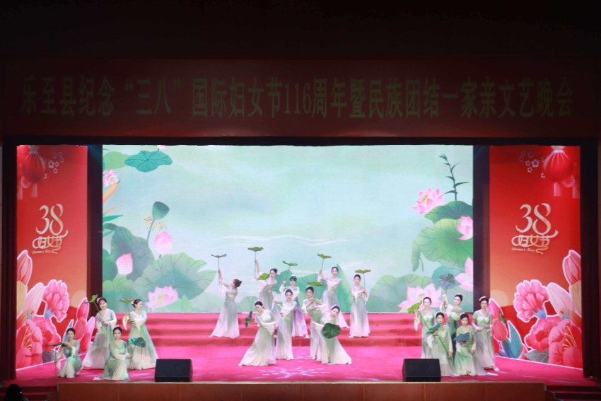 文艺晚会现场。唐玲摄